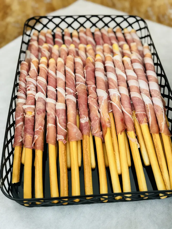 Grissini ovinuté šunkou prosciutto