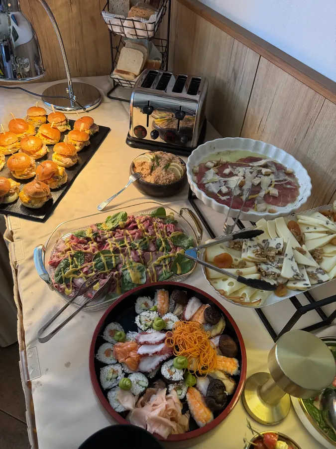 Tabule se sushi, carpacciem a obloženými mísami
