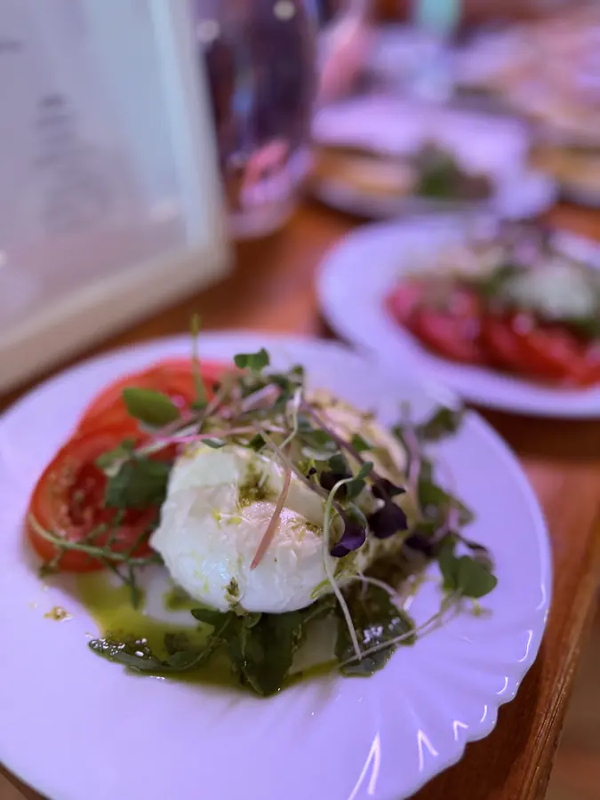 Burrata s rajčaty a bazalkovým pestem