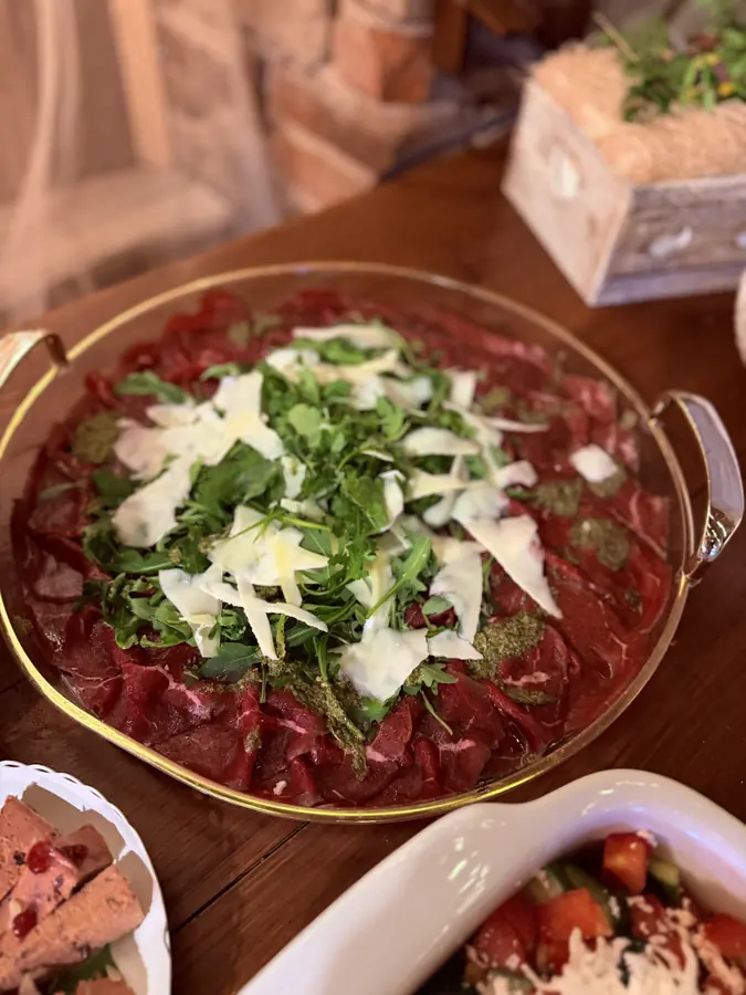 Mísa carpaccia s rukolou a parmezánem