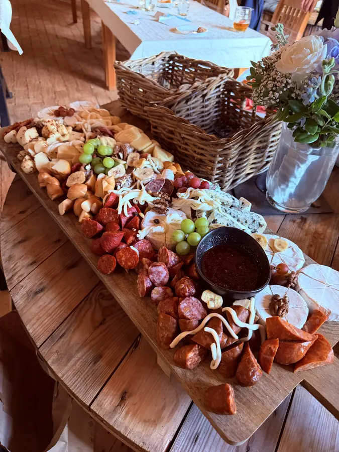 Dlouhé prkno s uzeninami, sýry a ovocem