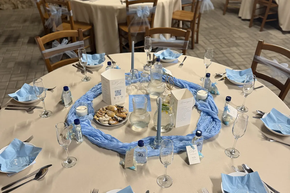 Prostřený stůl se sklem, porcelánem a příbory