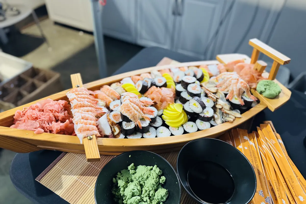 Sushi loď — maki, nigiri a krevety